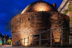 Neues Lichtkonzept verwirklicht: Auch der Pulverturm wurde mit Hilfe des Förderprogramms „Perspektive Innenstadt!“ in diesem Jahr perfekt in Szene gesetzt. Foto: Sascha Stüber 