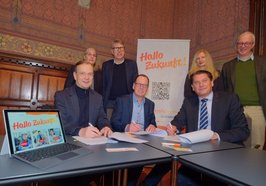 Unterzeichneten die Kooperationsvereinbarung: (vorne, von links) Dr. Thorsten Müller (Agentur für Arbeit), Michael Fuge (Jobcenter) und Dr. Frank Lammerding (Stadt Oldenburg). Über den Startschuss freuten sich (hinten, von links) Ute Dirks (Agentur für Arbeit), Matthias Welp (Stadt Oldenburg), Ingrid Kruse (Trägerversammlung Jobcenter) und Christian Fritsch (Stadt Oldenburg). Foto: Sascha Stüber