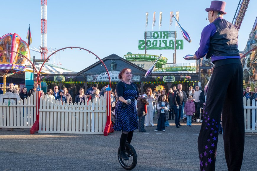 Sascha Stüber Jolly und Ronja in der Zeitreise beim Kramermarkt 2024. Foto: Sascha Stüber