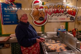 Der Reibekuchen-Stand von Siegfried und Karola Lehmann auf dem Lamberti-Markt 2024. Foto: Sascha Stüber