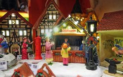 Ein Mini-Weihnachtsmarkt auf dem Oldenburger Weihnachtsmarkt.Foto: Hans-Jürgen Zietz