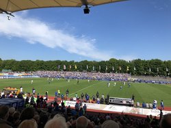 Das Aufstiegsspiel VfB Oldenburg gegen Dynamo Berlin am 4. Juni 2022 im Marschwegstadion. Foto: Stadt Oldenburg Blick von der voll besetzten Tribüne auf das Spielfeld des Marschwegstadions. Foto: Stadt Oldenburg