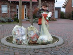 Ein Kind mit gelben Säcken. Foto: Stadt Oldenburg