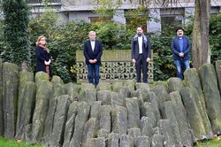 Setzen sich für die Oldenburger Erinnerungskultur ein (von links): Christiane Cordes, Dietmar Schütz, Dr. Maximilian Strnad und Farschid Ali Zahedi. Foto: Sascha Stüber