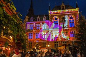 Zum Auftakt des Lamberti-Marktes wurde die Rathaus-Fassade illuminiert. Foto: Sascha Stüber Zum Auftakt des Lamberti-Marktes wurde die Rathaus-Fassade illuminiert. Foto: Sascha Stüber