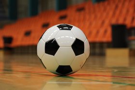 Schwarz-weißer Fußball liegt in einer Halle. Foto: JeppeSmedNielsen/Pixabay