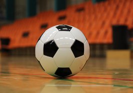 Schwarz-weißer Fußball liegt in einer Halle. Foto: JeppeSmedNielsen/Pixabay