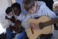 Gitarrentrio auf der Baustelle. Foto: Bernhard Weber-Meinardus Gitarrentrio auf der Baustelle. Foto: Bernhard Weber-Meinardus