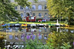 Sommerliche Atmosphäre im Oldenburger Schlossgarten. Foto: Hans-Jürgen Zietz