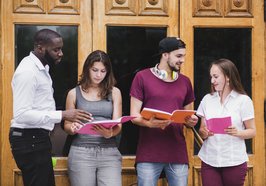 Vier Jugendliche im Gespräch. Foto: Freepik.com