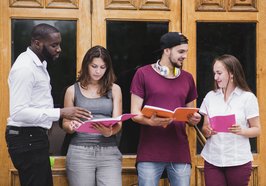 Vier Jugendliche im Gespräch. Foto: Freepik.com