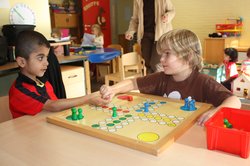 Kinder spielen ein Brettspiel. Foto: Stadt Oldenburg