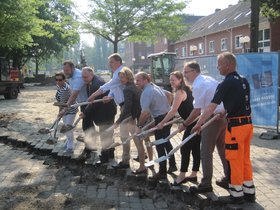 Gemeinsamer erster Spatenstich auf dem Klingenbergplatz. Foto: Stadt Oldenburg