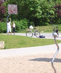 Kinder spielen Basketball. Foto: Stadt Oldenburg