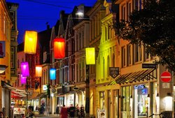 Einstimmung auf die gemütliche Jahreszeit – bunte Laternen über der Oldenburger Haarenstraße. Foto: Hans-Jürgen Zietz.