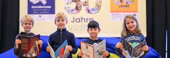 Lesende Kinder auf der 50. KIBUM im Kulturzentrum PFL. Foto: Mohssen Assanimoghaddam