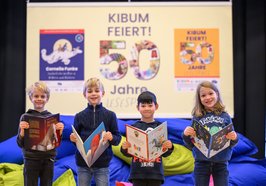 Lesende Kinder auf der 50. KIBUM im Kulturzentrum PFL. Foto: Mohssen Assanimoghaddam