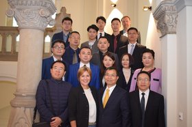 Die Mitglieder der chinesischen Delegation stehen mit Bürgermeisterin Christine Wolff zum Gruppenbild im Treppenhaus des Alten Rathauses. Foto: Stadt Oldenburg