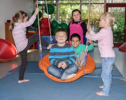 Schaukelnde Kinder. Foto: Stadt Oldenburg