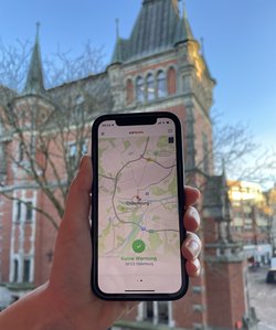 Ein Smartphone zeigt eine Karte in der App „KATWARN“. Foto: Stadt Oldenburg Ein Smartphone zeigt eine Karte in der App „KATWARN“. Foto: Stadt Oldenburg