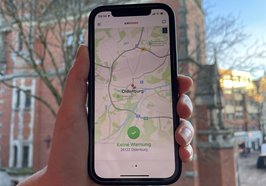 Ein Smartphone zeigt eine Karte in der App „KATWARN“. Foto: Stadt Oldenburg