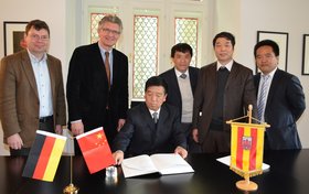 Von links: Horst Fischer, Fachdienstleiter Stadtgrün, Oberbürgermeister Gerd Schwandner und Mingfang Chang, Leiter des Stadtgrünamtes Xi'an, mit den weiteren Delegationsteilnehmern beim Eintrag ins Gästebuch der Stadt. Foto: Stadt Oldenburg