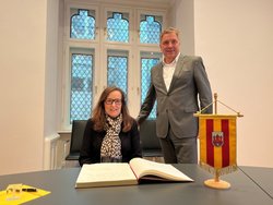 Islands Botschafterin María Erla Marelsdóttir und Oberbürgermeister Jürgen Krogmann. Foto: Stadt Oldenburg Islands Botschafterin María Erla Marelsdóttir und Oberbürgermeister Jürgen Krogmann. Foto: Stadt Oldenburg