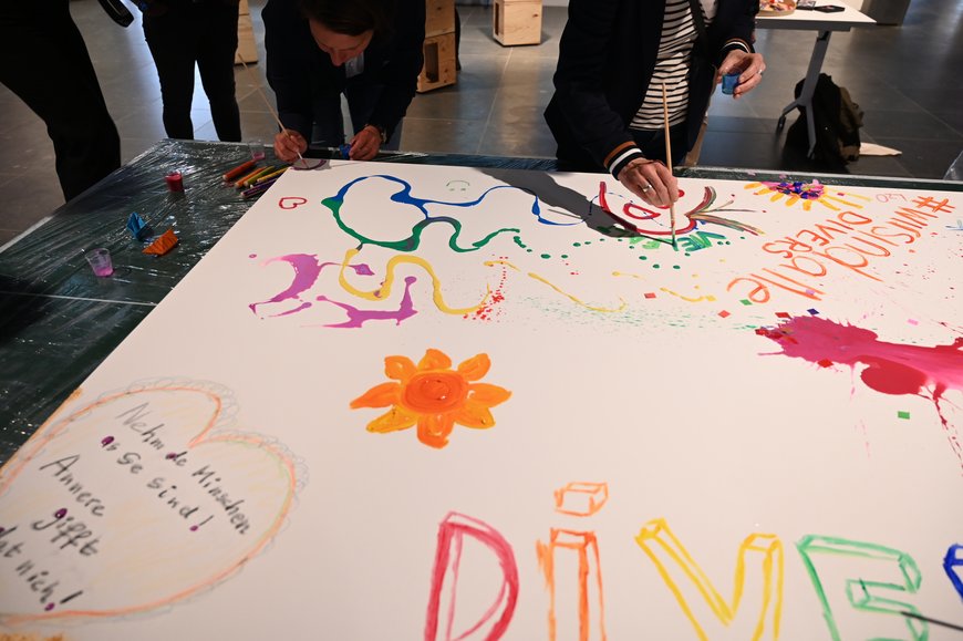 Alle Teilnehmerinnen und Teilnehmer des 9. Diversity-Tages gestalten ein großes Abschlussbild. Foto: Jörg Hemmen