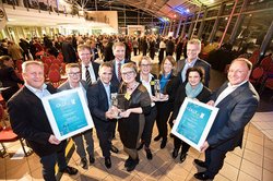 Klaus Wegling (Wirtschaftsförderung), Oberbürgermeister Krogmann (hi. v.l.) und die nds. Sozialministerin Carola Reimann (2. v. re.) mit den Preisträgern des OLLY 2018. Foto: Thorsten Ritzmann