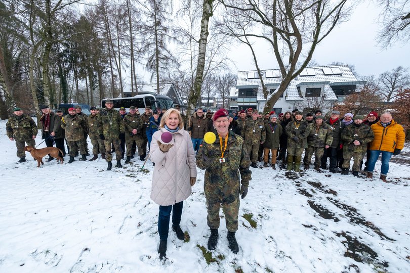 Bürgermeisterin Petra Averbeck (vorne links) und Brigadegeneral Joachim Hoppe (vorne rechts) stimmten sich auf das Boßeln ein, das fester Bestandteil der traditionellen Kohlfahrt ist. Foto: Sascha Stüber