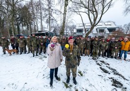 Bürgermeisterin Petra Averbeck (vorne links) und Brigadegeneral Joachim Hoppe (vorne rechts) stimmten sich auf das Boßeln ein, das fester Bestandteil der traditionellen Kohlfahrt ist. Foto: Sascha Stüber