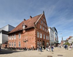 Die Hof-Apotheke an der Langen Straße. Foto: Hans-Jürgen Zietz