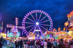 Blaue Stunde auf dem Oldenburger Kramermarkt 2023. Foto: Hans-Jürgen Zietz