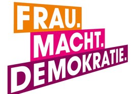 Bunter Schriftzug Frau.Macht.Demokratie. @Vernetzungsstelle für Gleichberechtigung e.V.