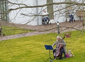 Angelika Bönisch (Cello) bei einem Balkonkonzert. Foto: privat