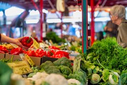 Obst- und Gemüsestand auf dem Wochenmarkt. Foto: Sascha Stüber Obst- und Gemüsestand auf dem Wochenmarkt. Foto: Sascha Stüber