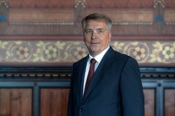 Jürgen Krogmann stehend im Ratssaal. Foto: Assanimoghaddam/Mittwollen Jürgen Krogmann stehend im Ratssaal. Foto: Assanimoghaddam/Mittwollen