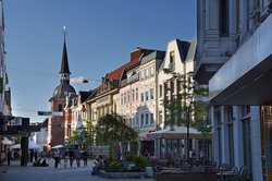 Sommerabend in der Langen Straße. Foto: Hans-Jürgen Zietz