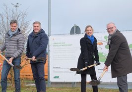 Gaben den Startschuss für den Bau eines innovativen Abfall-Lern- und Lehrpfades auf dem Gelände des Entsorgungszentrums Neuenwege (von links): Dr. Norbert Korallus (Amtsleiter für Klimaschutz und Mobilität), Oberbürgermeister Jürgen Krogmann, Finanzdezernentin Dr. Julia Figura und AWB-Leiter Marco Janssen. Foto: Sascha Stüber