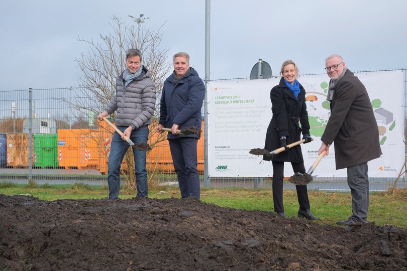 Gaben den Startschuss für den Bau eines innovativen Abfall-Lern- und Lehrpfades auf dem Gelände des Entsorgungszentrums Neuenwege (von links): Dr. Norbert Korallus (Amtsleiter für Klimaschutz und Mobilität), Oberbürgermeister Jürgen Krogmann, Finanzdezernentin Dr. Julia Figura und AWB-Leiter Marco Janssen. Foto: Sascha Stüber