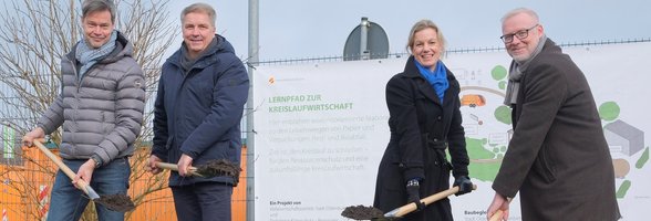 Gaben den Startschuss für den Bau eines innovativen Abfall-Lern- und Lehrpfades auf dem Gelände des Entsorgungszentrums Neuenwege (von links): Dr. Norbert Korallus (Amtsleiter für Klimaschutz und Mobilität), Oberbürgermeister Jürgen Krogmann, Finanzdezernentin Dr. Julia Figura und AWB-Leiter Marco Janssen. Foto: Sascha Stüber