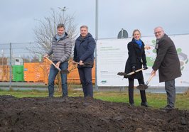 Gaben den Startschuss für den Bau eines innovativen Abfall-Lern- und Lehrpfades auf dem Gelände des Entsorgungszentrums Neuenwege (von links): Dr. Norbert Korallus (Amtsleiter für Klimaschutz und Mobilität), Oberbürgermeister Jürgen Krogmann, Finanzdezernentin Dr. Julia Figura und AWB-Leiter Marco Janssen. Foto: Sascha Stüber