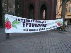 Banner mit dem Motto des Internationalen Frauentages: „Brot und Rosen“. Foto: Stadt Oldenburg