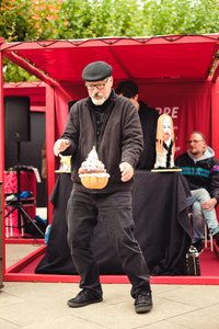 Puppenspieler jongliert mit Muffin. Foto: Richard Kachel Puppenspieler jongliert mit Muffin. Foto: Richard Kachel