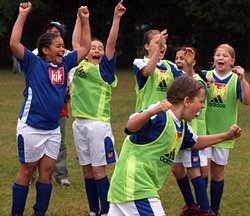 Jubelnde Mädchen auf dem Fußballplatz beim Mädchenfußballturnier 2008. Foto: fussball-ohne-abseits.de