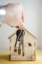 Schlüsselbund vor einem Haus. Foto: freestockpro/Pexels.com