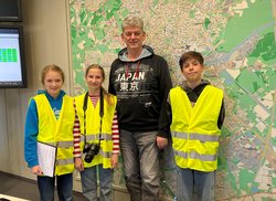 Martha (links), Valentina und Ben (rechts) interviewten Thomas Hanauer und bekamen spannende Einblicke in die Ampelschaltungen in Oldenburg sowie seinen Arbeitsalltag bei der Stadtverwaltung. Foto: Stadt Oldenburg Martha (links), Valentina und Ben (rechts) interviewten Thomas Hanauer und bekamen spannende Einblicke in die Ampelschaltungen in Oldenburg sowie seinen Arbeitsalltag bei der Stadtverwaltung. Foto: Stadt Oldenburg