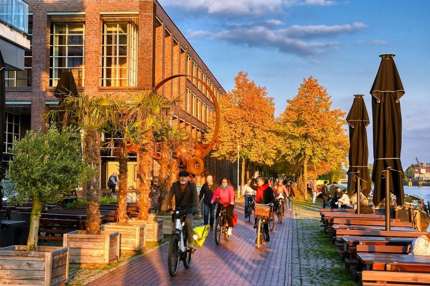 Hans-Jürgen Zietz Goldener Oktober am Oldenburger Stadthafen. Foto: Hans-Jürgen Zietz