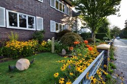 Blüten- und kunstreicher Vorgarten an der Schleusenstraße. Foto: Hans-Jürgen Zietz