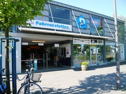 Eingang der Fahrradstation Nord am Hauptbahnhof mit Schild „Fahrradstation" über dem Eingang. Foto: Stadt Oldenburg